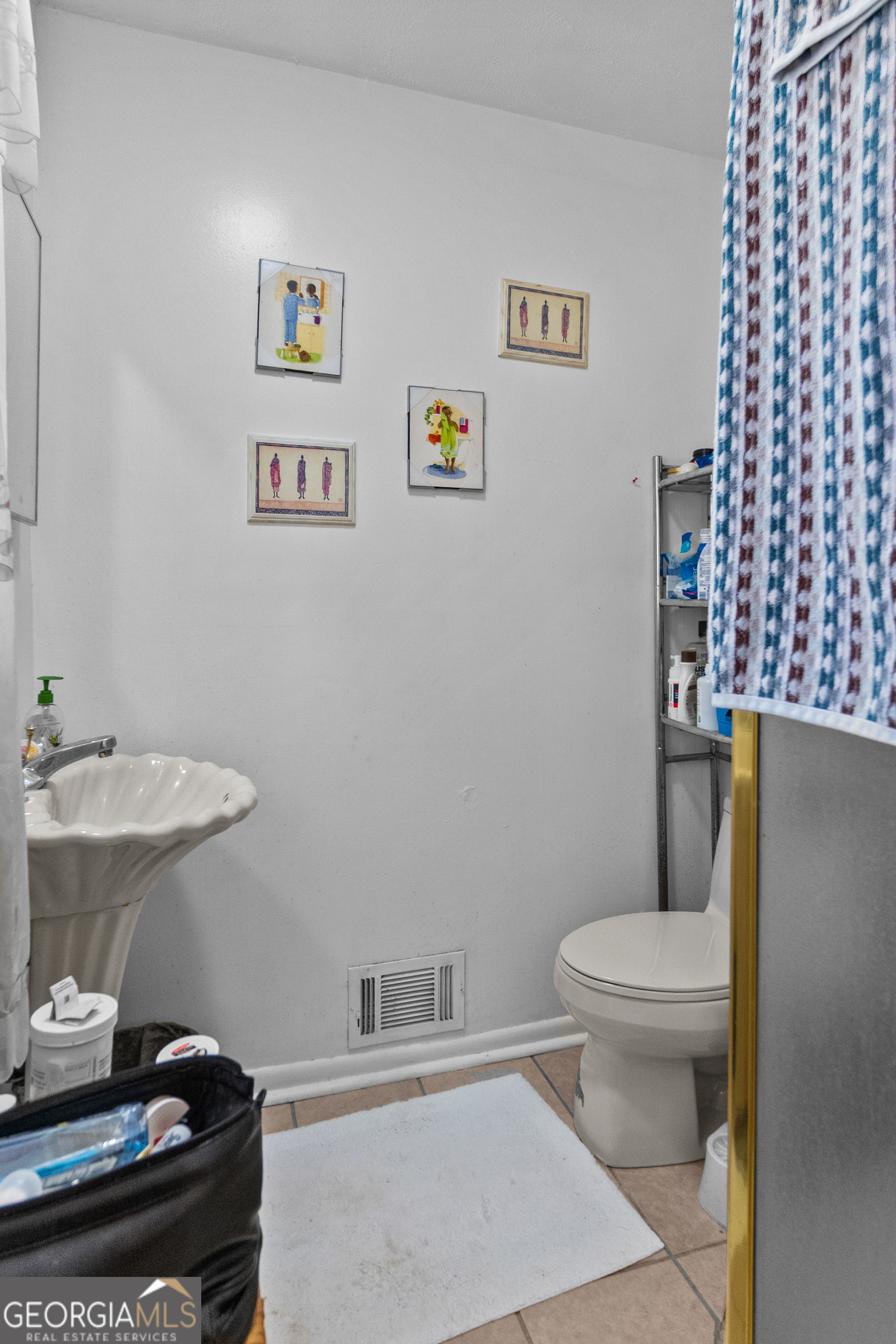 2101 Goldendale Lane Albany, GA 31721 - Photo 35 of 59 a bathroom with a toilet a sink and mirror