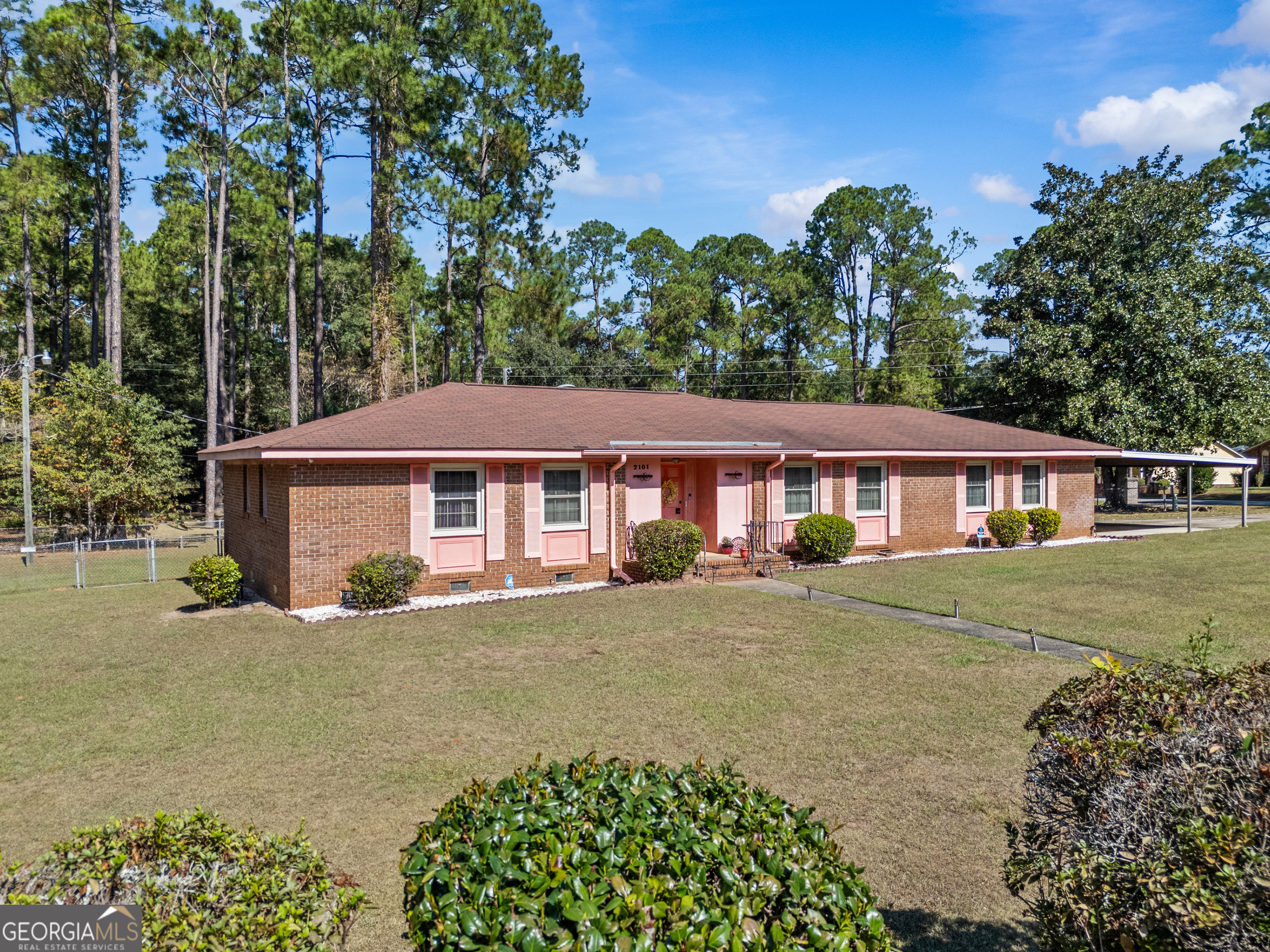 2101 Goldendale Lane Albany, GA 31721 - Photo 10 of 59 a front view of a house with a garden