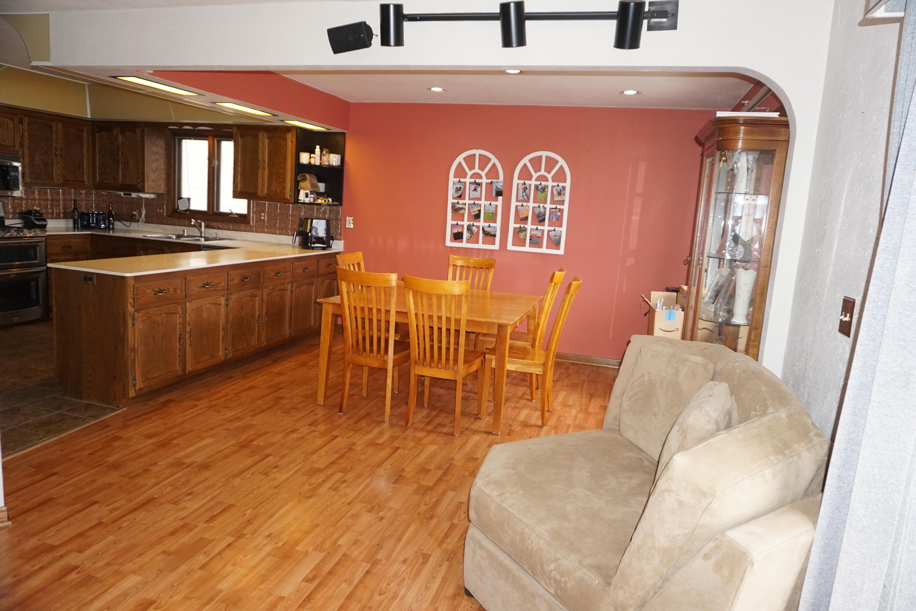 W183S7682 Kingston Drive Muskego, WI 53150 - Photo 8 of 20 Living room