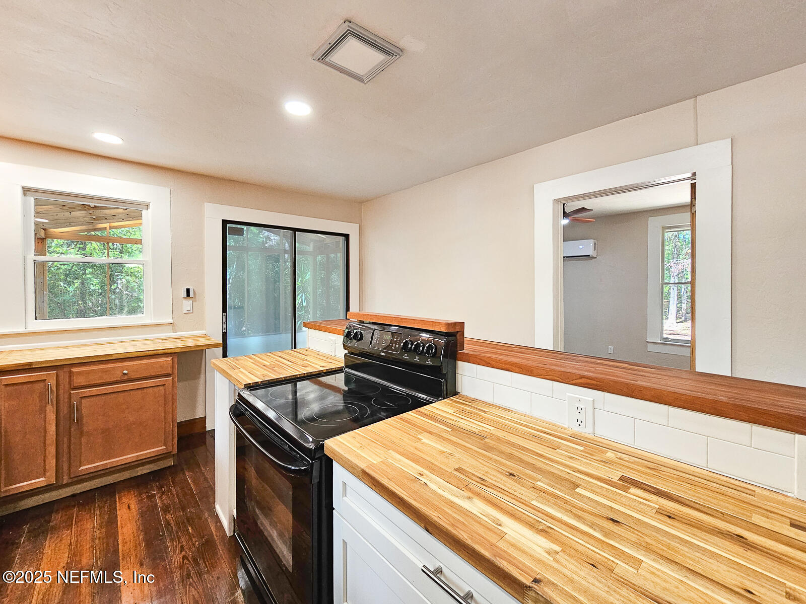 125 Lemon Street, Unit 22 Melrose, FL 32666 - Photo 10 of 28 a kitchen that has a stove and a sink