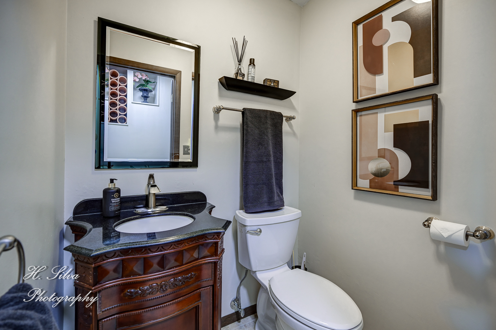 1402 Winaki Trail Algonquin, IL 60102 - Photo 14 of 33 a bathroom with a toilet a sink and mirror