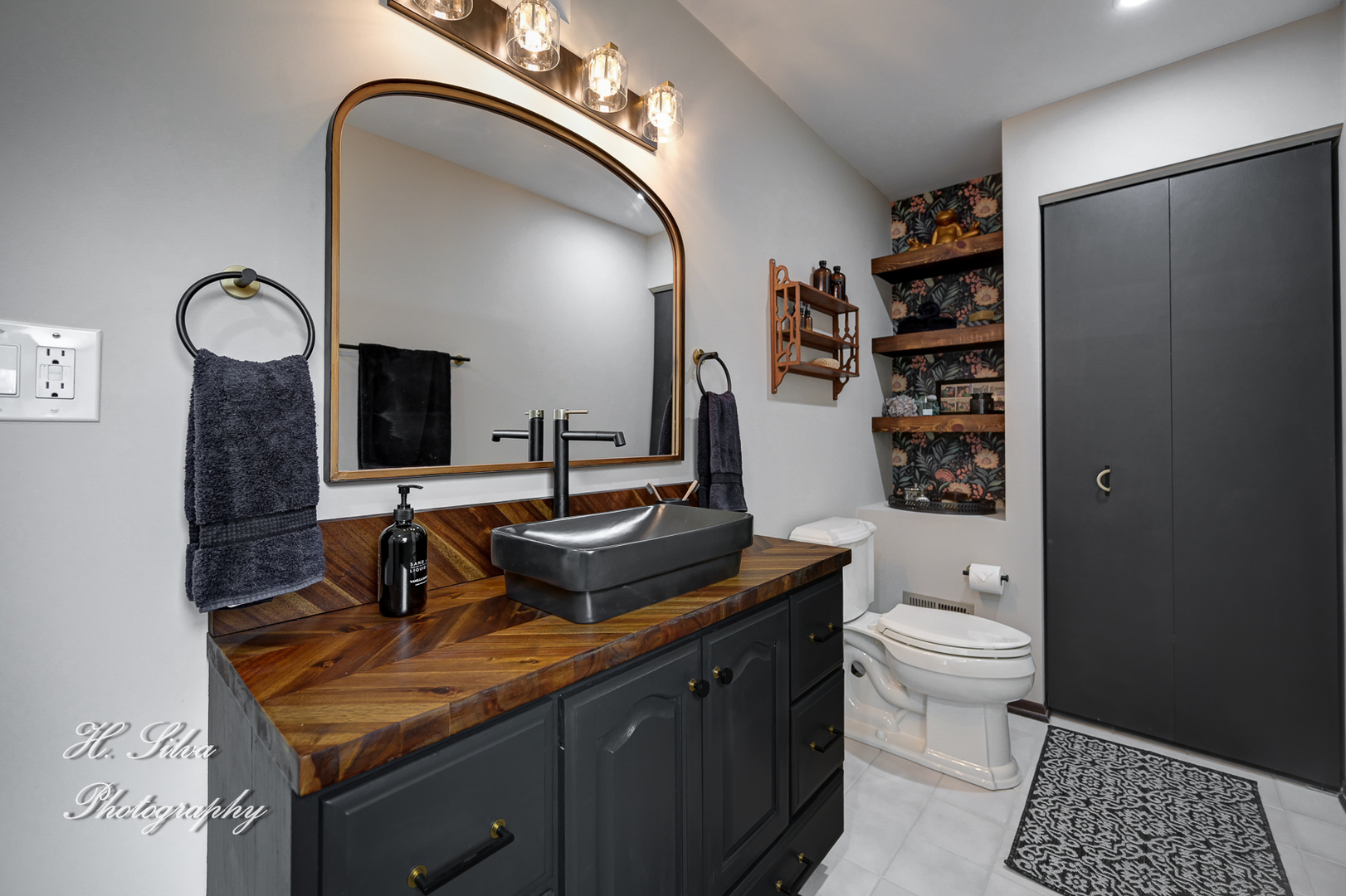 1402 Winaki Trail Algonquin, IL 60102 - Photo 20 of 33 a bathroom with a granite countertop toilet a sink and a mirror