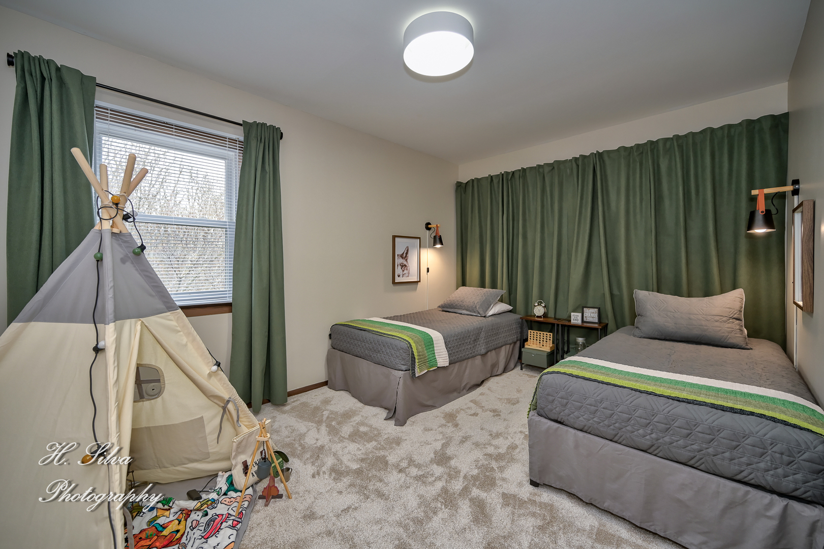 1402 Winaki Trail Algonquin, IL 60102 - Photo 23 of 33 a living room with furniture and a flat screen tv