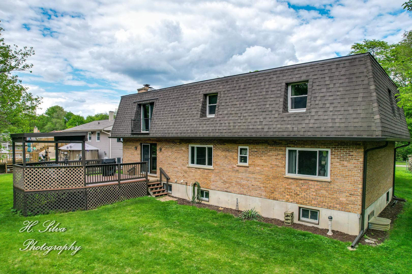 1402 Winaki Trail Algonquin, IL 60102 - Photo 26 of 33 a front view of a house with a garden