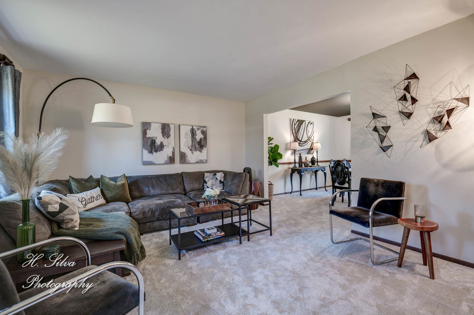 1402 Winaki Trail Algonquin, IL 60102 - Photo 5 of 33 a living room with furniture