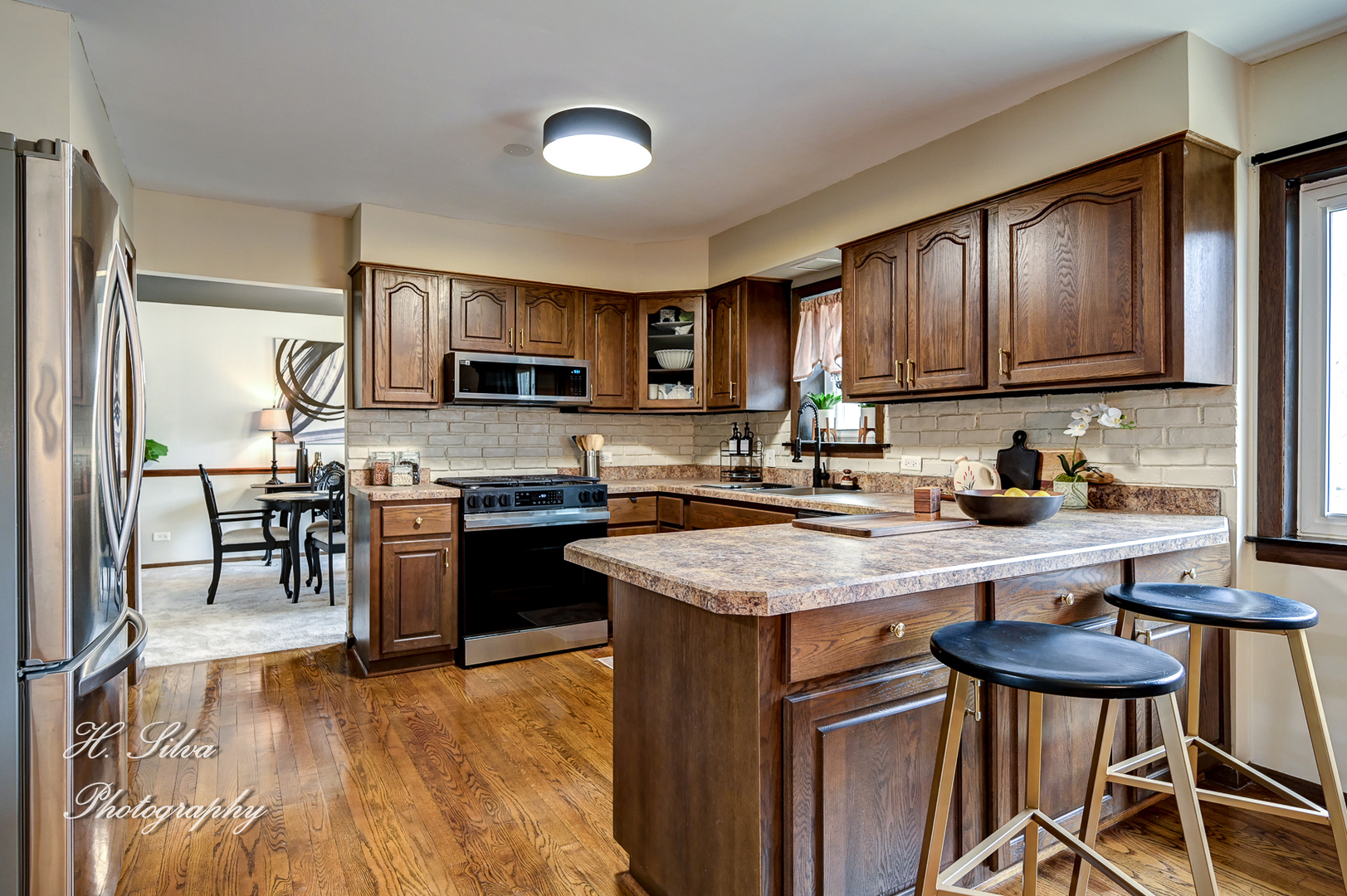 1402 Winaki Trail Algonquin, IL 60102 - Photo 9 of 33 a kitchen with a stove a sink and a refrigerator