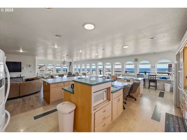 $899,000 | 1257 7th Street Southwest, Bandon, OR 97411