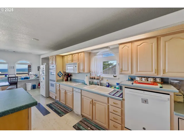 $899,000 | 1257 7th Street Southwest, Bandon, OR 97411