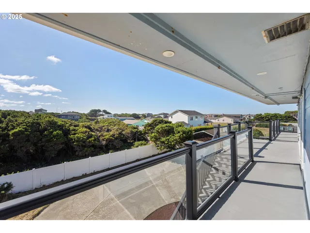 $899,000 | 1257 7th Street Southwest, Bandon, OR 97411