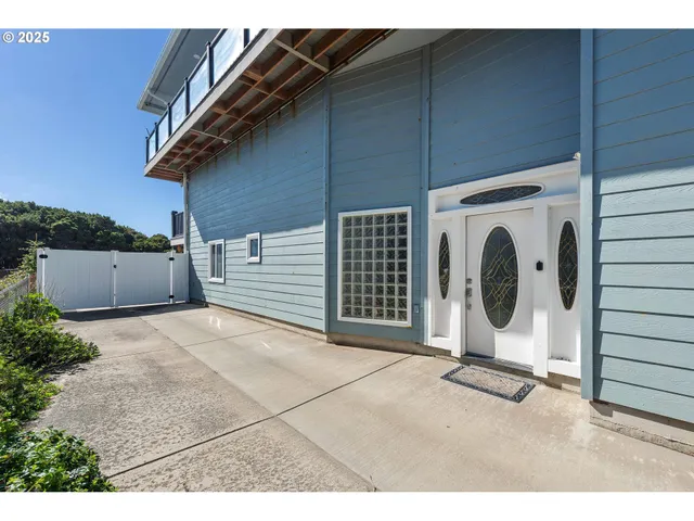 $899,000 | 1257 7th Street Southwest, Bandon, OR 97411