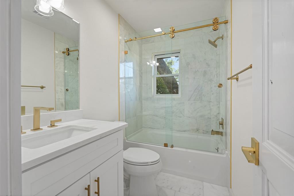 14354 Ridge Lane Malakoff, TX 75148 - Photo 33 of 40 a bathroom with a sink a toilet and shower
