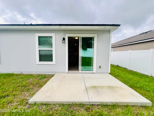 a view of a house with backyard