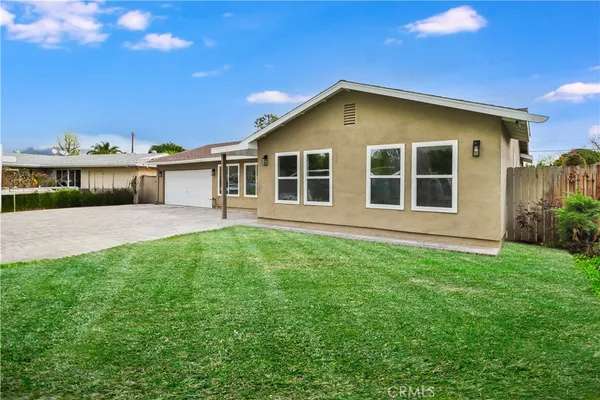 a view of a house with backyard