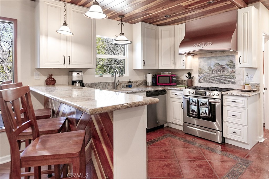 28916 North Shore Road Lake Arrowhead, CA 92352 - Photo 11 of 47