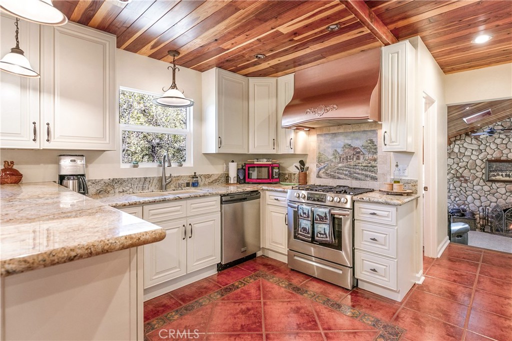 28916 North Shore Road Lake Arrowhead, CA 92352 - Photo 3 of 47