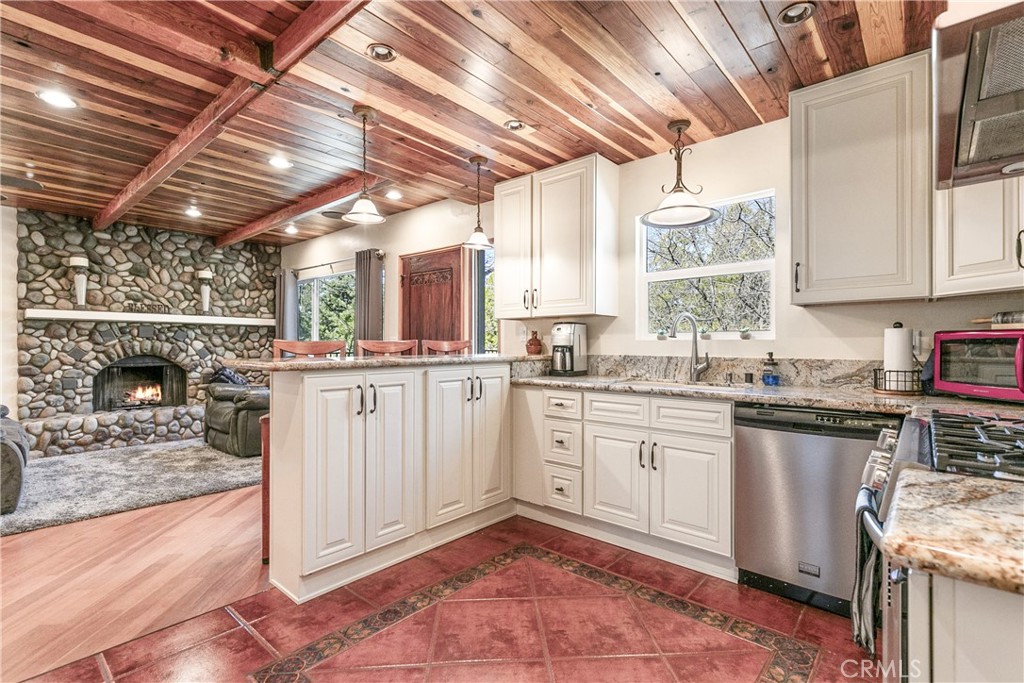 28916 North Shore Road Lake Arrowhead, CA 92352 - Photo 4 of 47