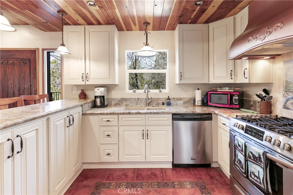 28916 North Shore Road Lake Arrowhead, CA 92352 - Photo 6 of 47