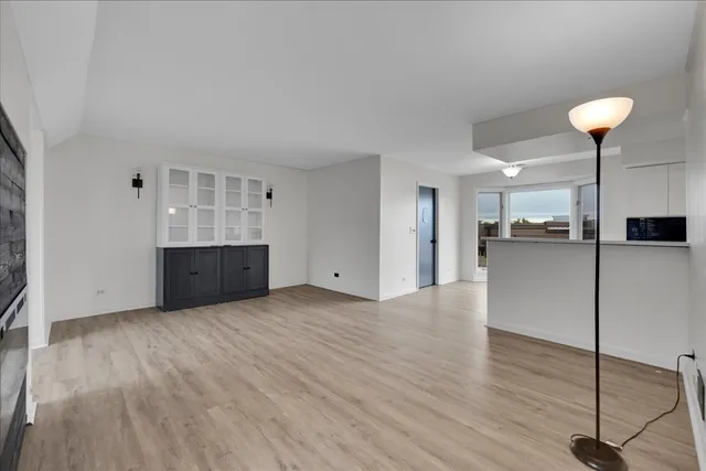 $404,900 | 1670 North Douglas Court, Arlington Heights, IL 60004