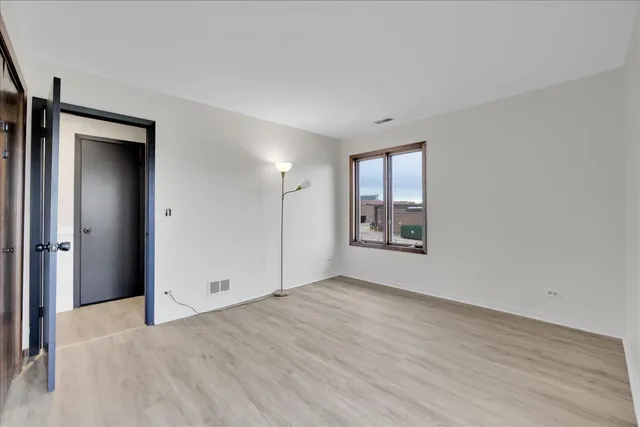 $404,900 | 1670 North Douglas Court, Arlington Heights, IL 60004