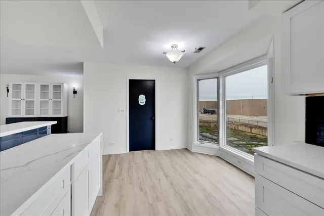 $404,900 | 1670 North Douglas Court, Arlington Heights, IL 60004