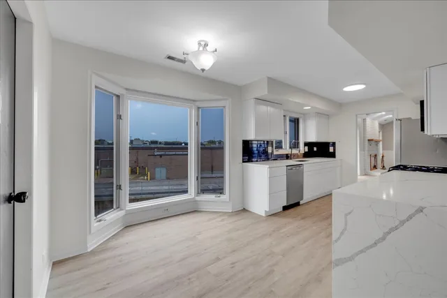 $404,900 | 1670 North Douglas Court, Arlington Heights, IL 60004