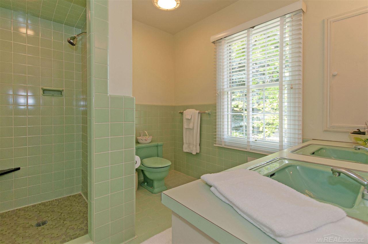 61 North Deeplands Road Grosse Pointe, MI 48236 - Photo 33 of 52 31292901-32.JPG