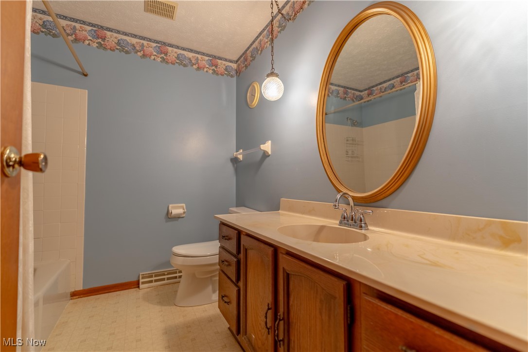 5535 Veldon Circle Northeast Canton, OH 44721 - Photo 23 of 41 Full bathroom in the hall.