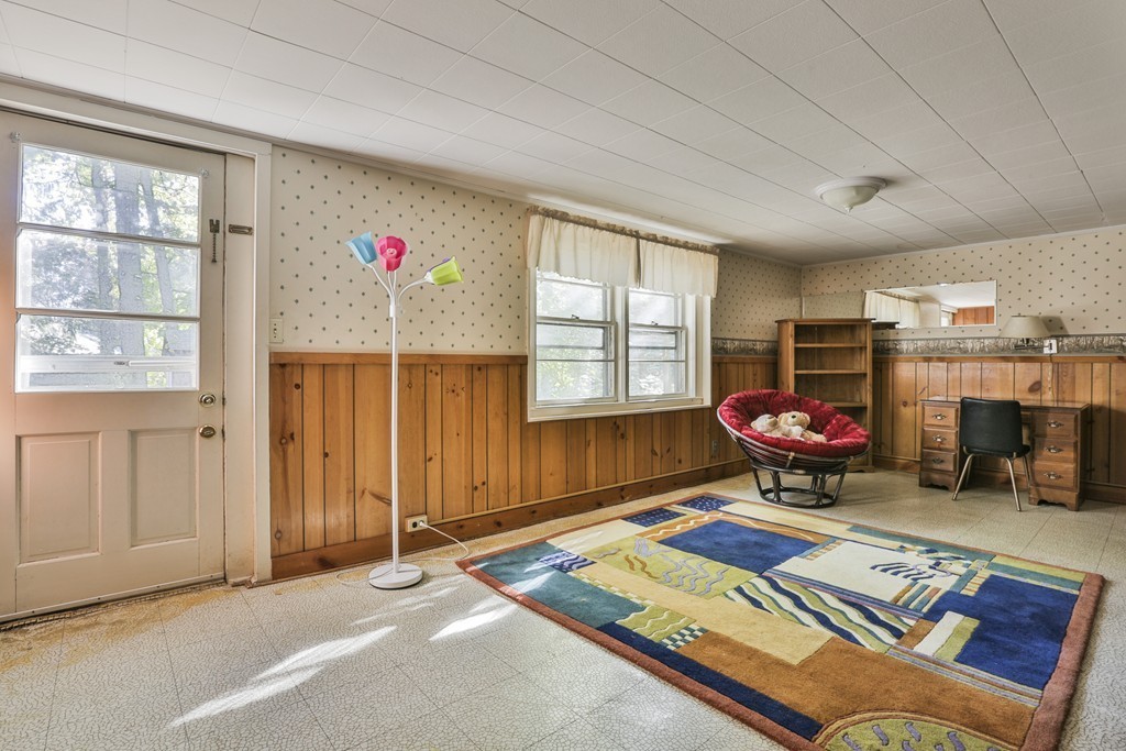27 Gleason Road Reading, MA 01867 - Photo 25 of 28 a living room with furniture and a window