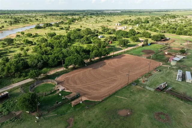 a view of a house with backyard and a tree