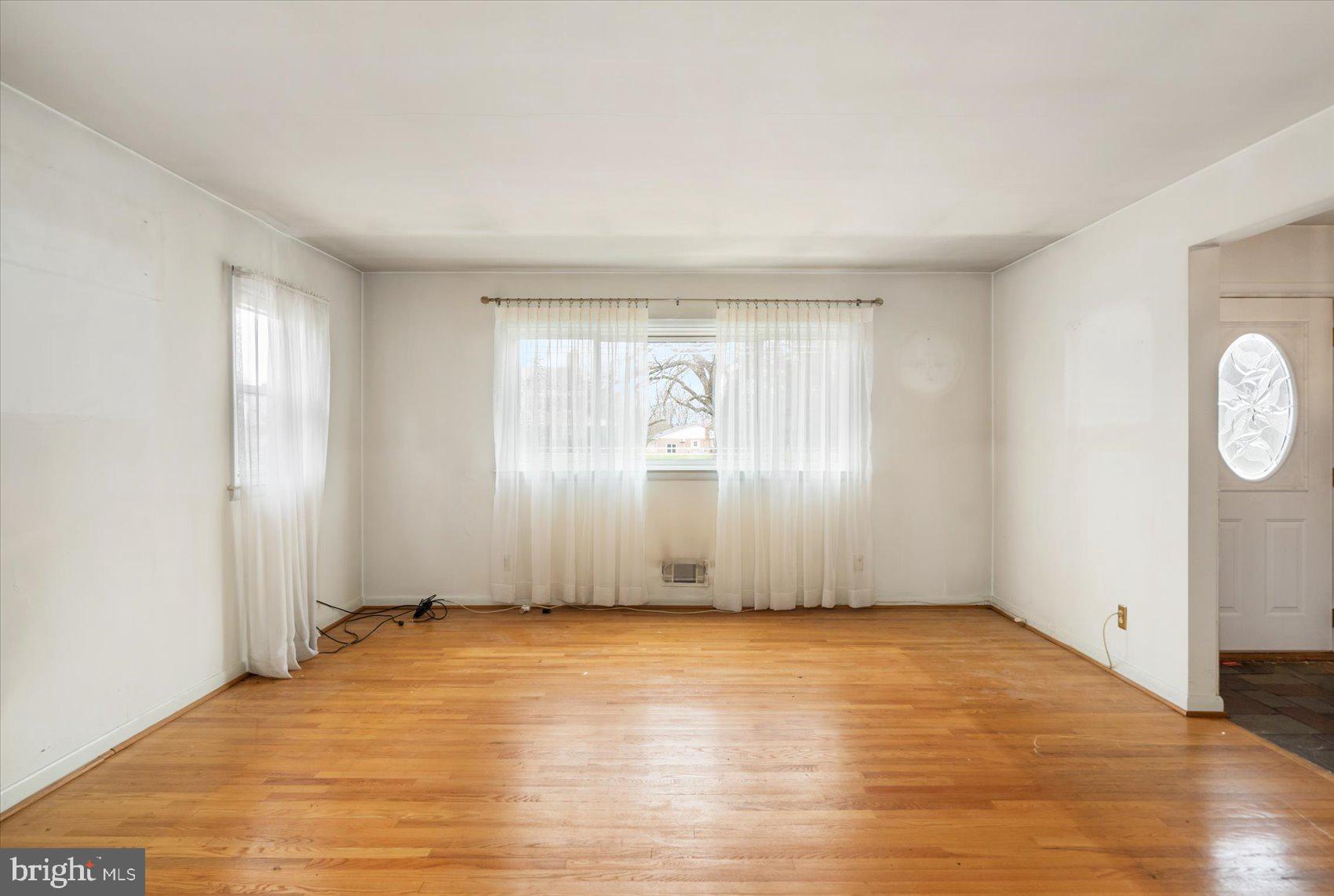 321 Valley Court Road Lutherville-Timonium, MD 21093 - Photo 5 of 43 Living Room