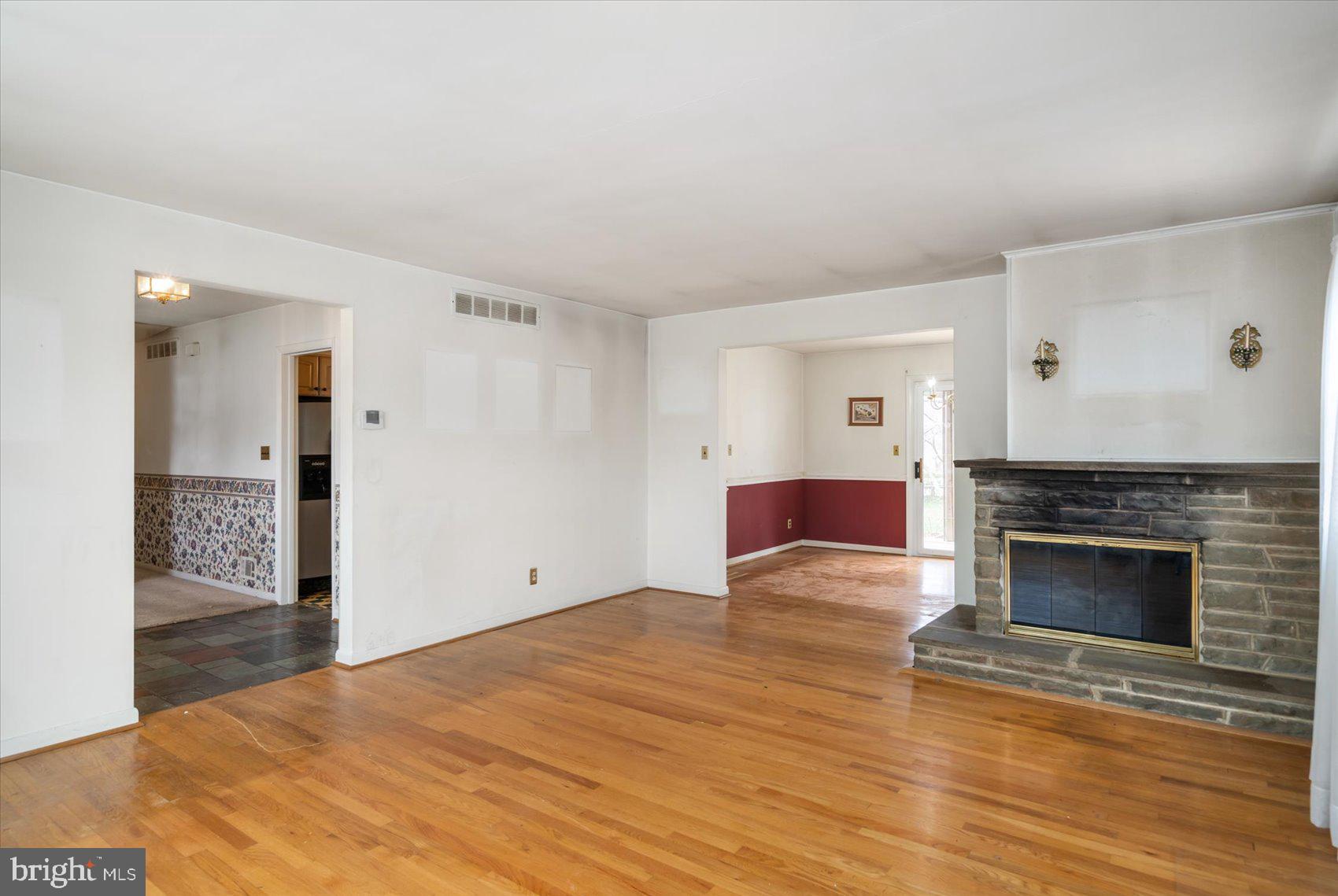 321 Valley Court Road Lutherville-Timonium, MD 21093 - Photo 7 of 43 Living Room