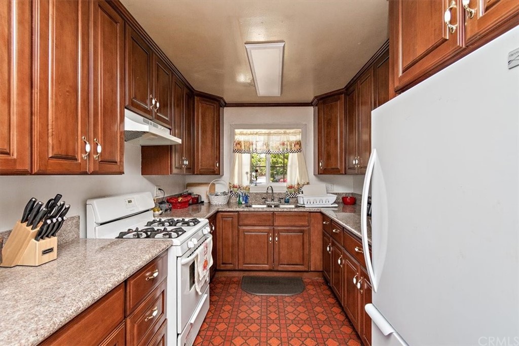 346 West Arrow Highway Covina, CA 91722 - Photo 8 of 26 Plenty of cabinet space