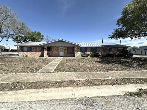 $1,500 | 208 West Benton Avenue, Devine, TX 78016
