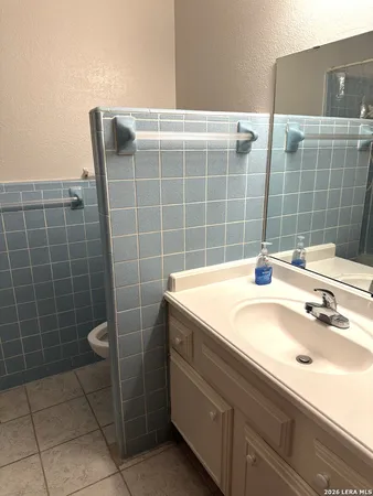 $1,500 | 208 West Benton Avenue, Devine, TX 78016