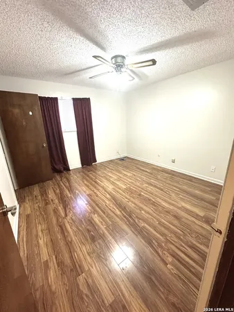 $1,500 | 208 West Benton Avenue, Devine, TX 78016