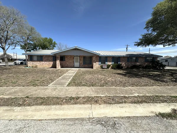 $1,500 | 208 West Benton Avenue, Devine, TX 78016