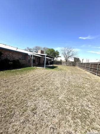 $1,500 | 208 West Benton Avenue, Devine, TX 78016