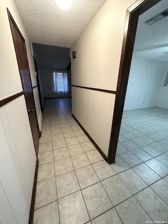 $1,500 | 208 West Benton Avenue, Devine, TX 78016