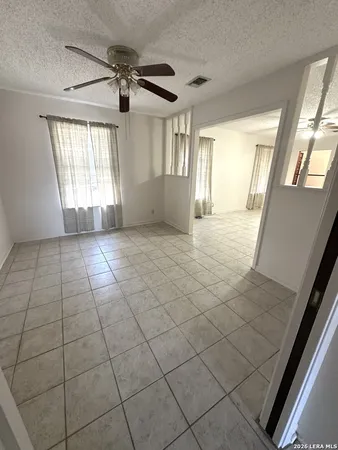 $1,500 | 208 West Benton Avenue, Devine, TX 78016