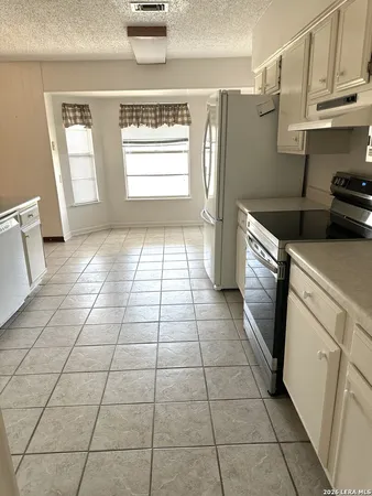 $1,500 | 208 West Benton Avenue, Devine, TX 78016