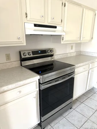 $1,500 | 208 West Benton Avenue, Devine, TX 78016