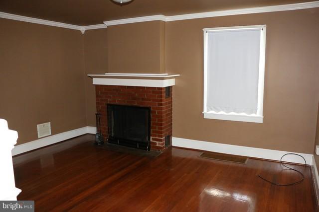 823 Medway Road Hagerstown, MD 21740 - Photo 5 of 15 Living Room