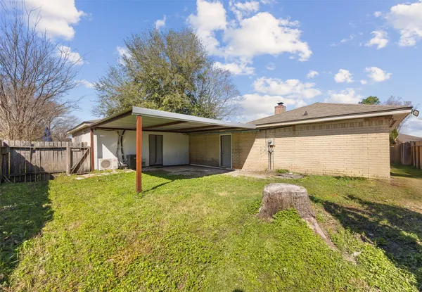 a view of a house with backyard and garden