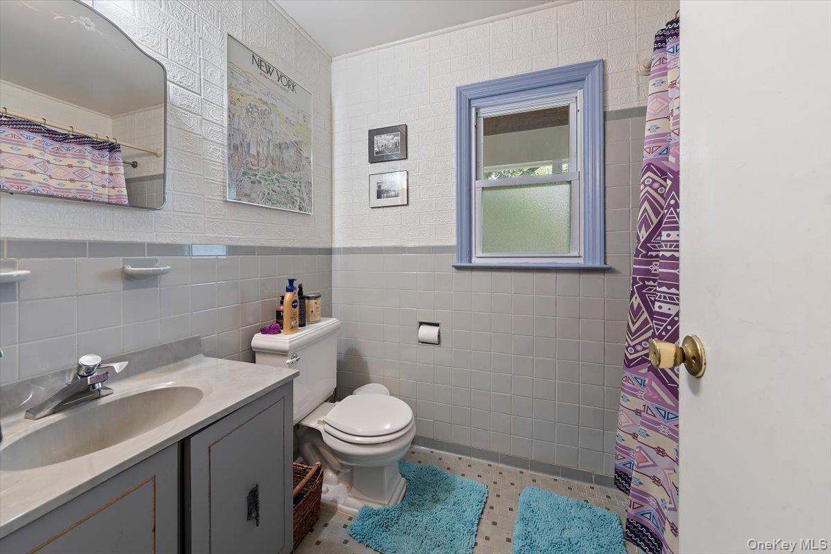 101 Cresthill Road Yonkers, NY 10710 - Photo 17 of 31 a bathroom with a toilet sink and mirror