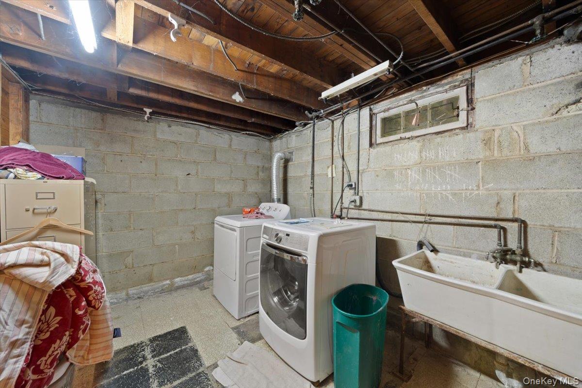 101 Cresthill Road Yonkers, NY 10710 - Photo 23 of 31 a utility room with a washer and dryer