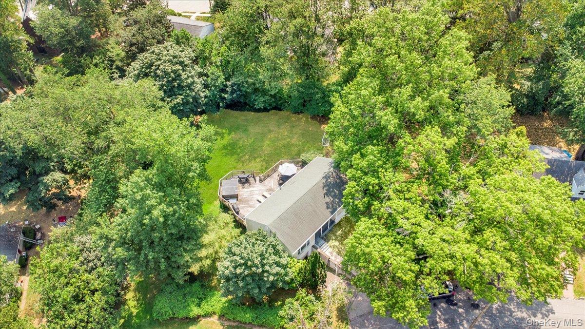 101 Cresthill Road Yonkers, NY 10710 - Photo 29 of 31 an aerial view of a house with a yard and lake view