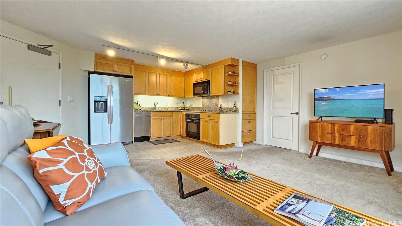 Welcome to this well-maintained and immaculate unit!
