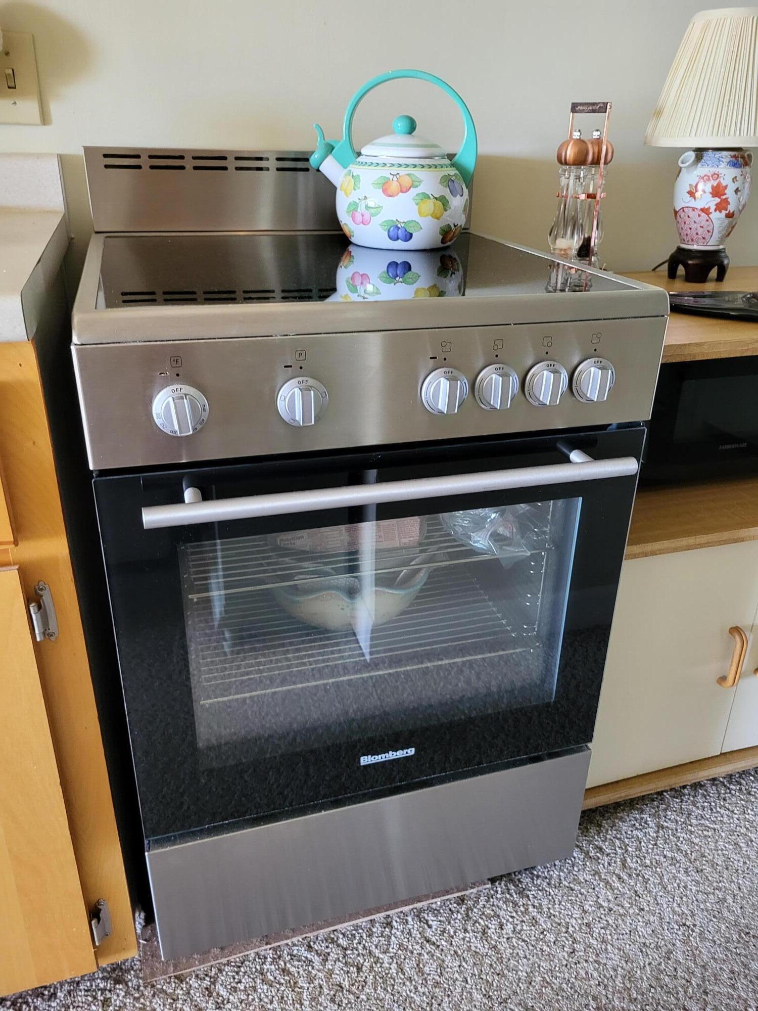 1085 Post Road, Unit 8 Wells, ME 04090 - Photo 12 of 19 Electric German range