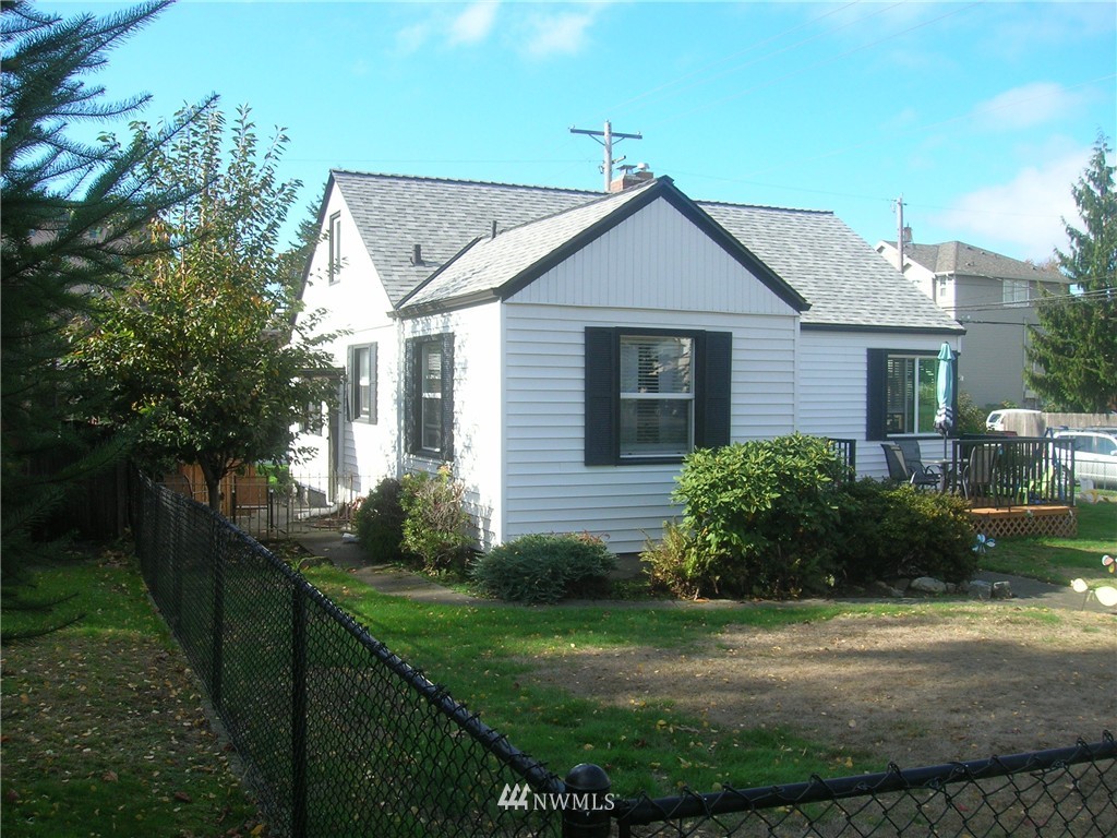 3502 Rockefeller Avenue Everett, WA 98201 - Photo 1 of 23