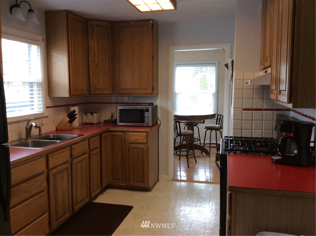 3502 Rockefeller Avenue Everett, WA 98201 - Photo 10 of 23